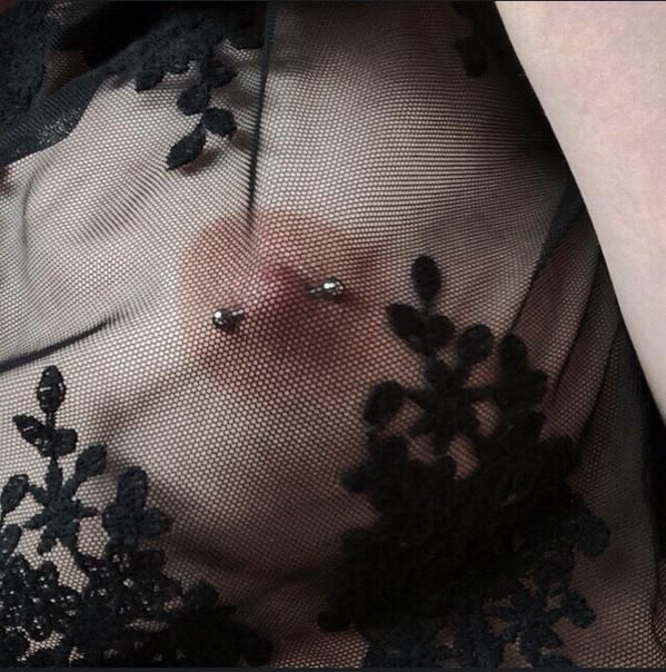 В Исландии женщины оголяют грудь в знак протеста против неравенства. НЮ В Исландии женщины оголяют грудь в знак протеста против неравенства. НЮ