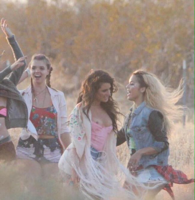 В Исландии женщины оголяют грудь в знак протеста против неравенства. НЮ В Исландии женщины оголяют грудь в знак протеста против неравенства. НЮ