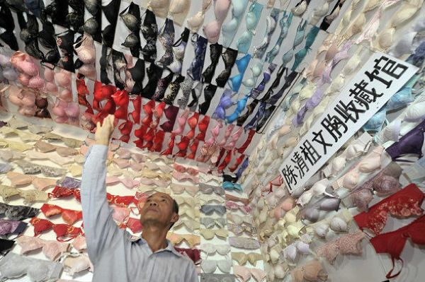 Внушительная коллекция любителя лифчиков Внушительная коллекция любителя лифчиков