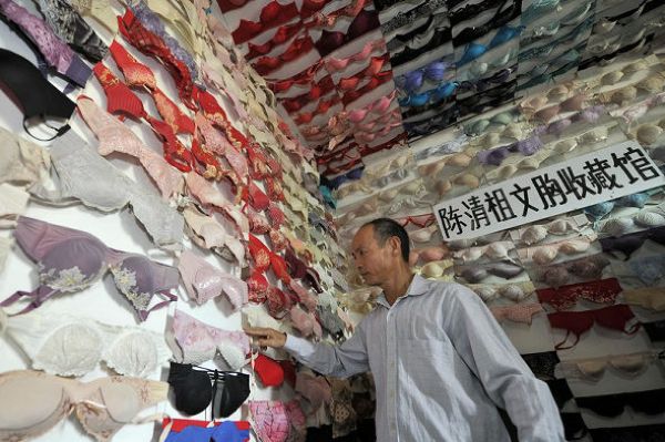 Внушительная коллекция любителя лифчиков Внушительная коллекция любителя лифчиков