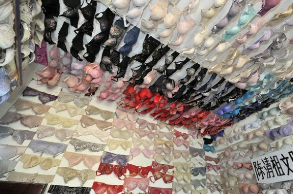 Внушительная коллекция любителя лифчиков Внушительная коллекция любителя лифчиков