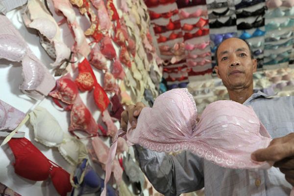 Внушительная коллекция любителя лифчиков