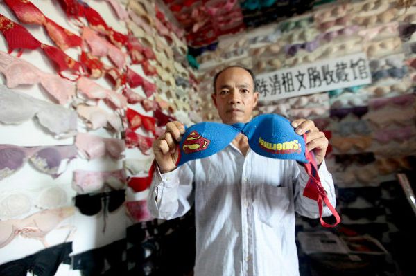 Внушительная коллекция любителя лифчиков Внушительная коллекция любителя лифчиков