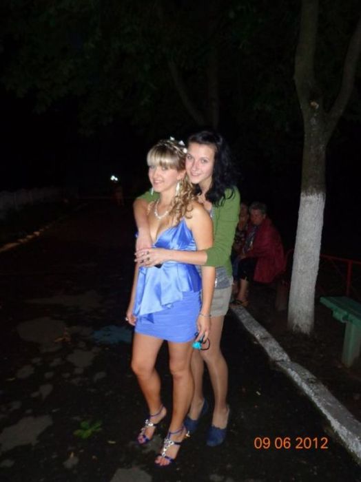 Выпускницы на экране монитора Выпускницы на экране монитора