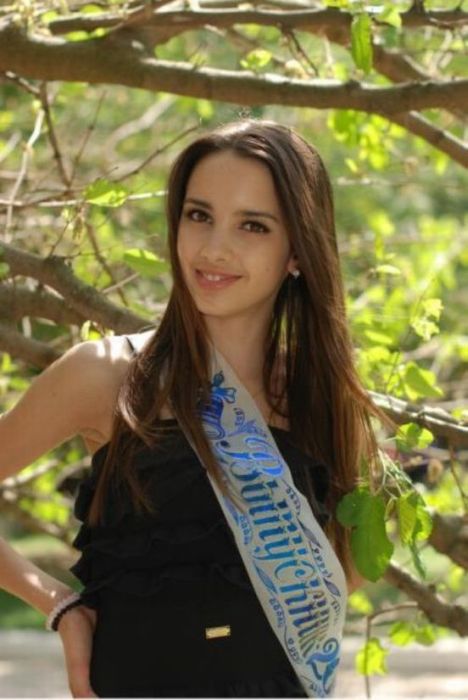 Выпускницы на экране монитора Выпускницы на экране монитора