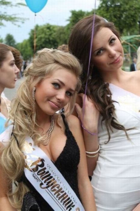 Выпускницы на экране монитора