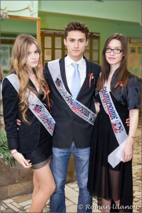 Выпускницы на экране монитора Выпускницы на экране монитора