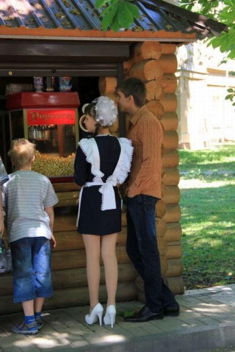 Выпускницы на экране монитора Выпускницы на экране монитора