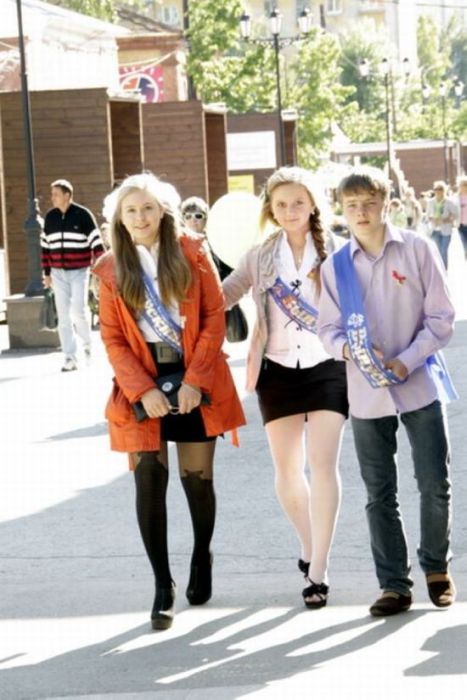 Выпускницы на экране монитора Выпускницы на экране монитора