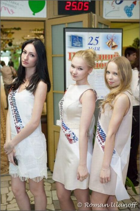 Выпускницы на экране монитора Выпускницы на экране монитора