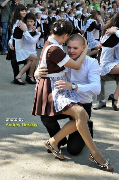 Выпускницы на экране монитора Выпускницы на экране монитора