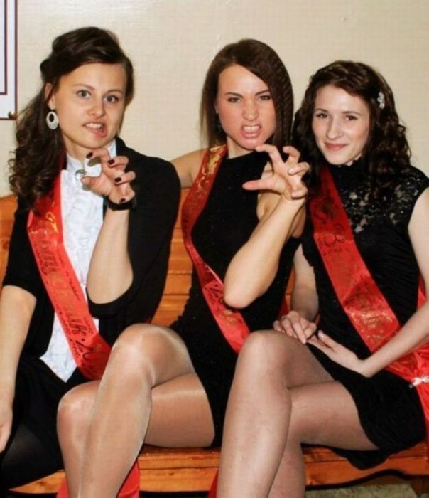 Выпускницы на экране монитора Выпускницы на экране монитора