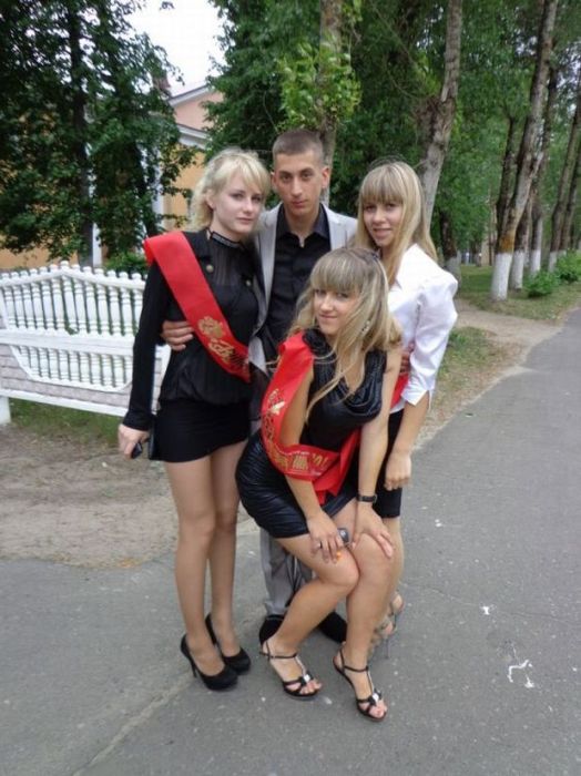 Выпускницы на экране монитора Выпускницы на экране монитора