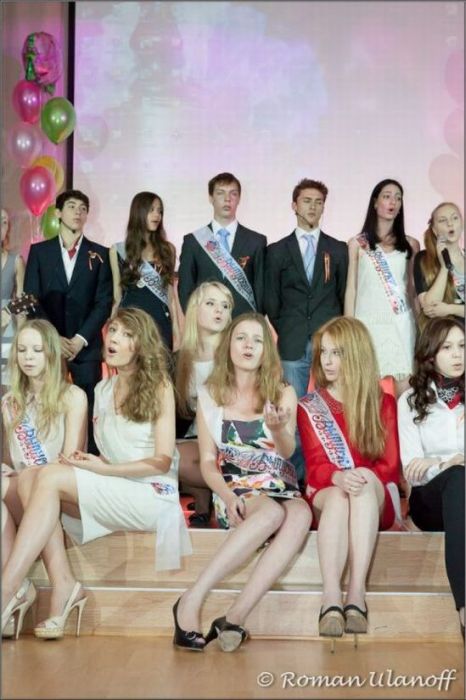 Выпускницы на экране монитора Выпускницы на экране монитора