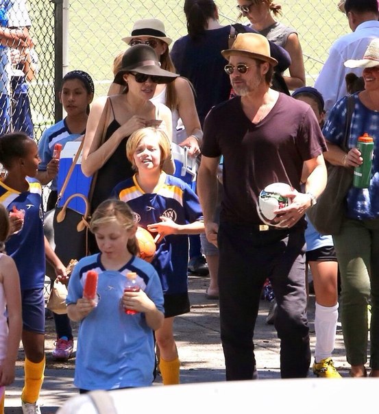 Анджелина Джоли со своей семьей на прогулке после футбольного