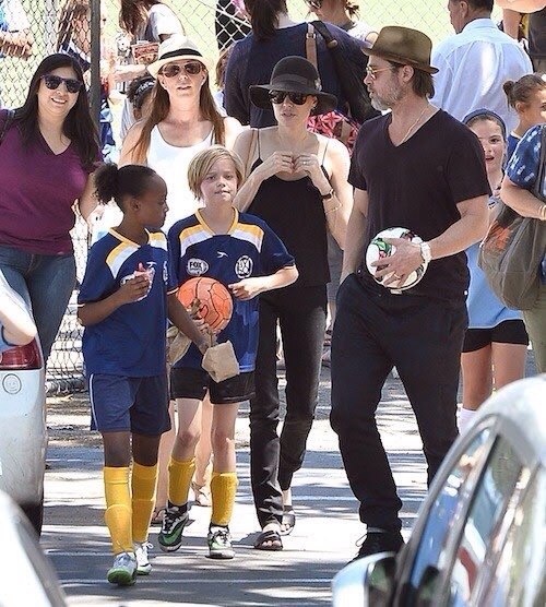 Анджелина Джоли со своей семьей на прогулке после футбольного