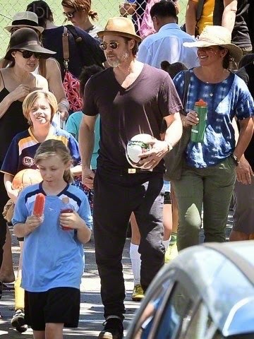 Анджелина Джоли со своей семьей на прогулке после футбольного