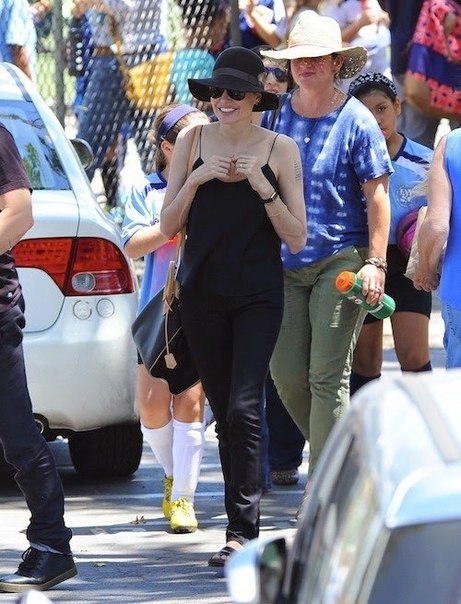 Анджелина Джоли со своей семьей на прогулке после футбольного