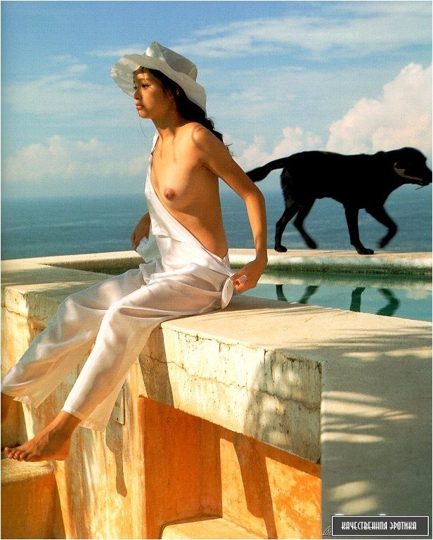 Азиатка моется в душе Азиатка моется в душе