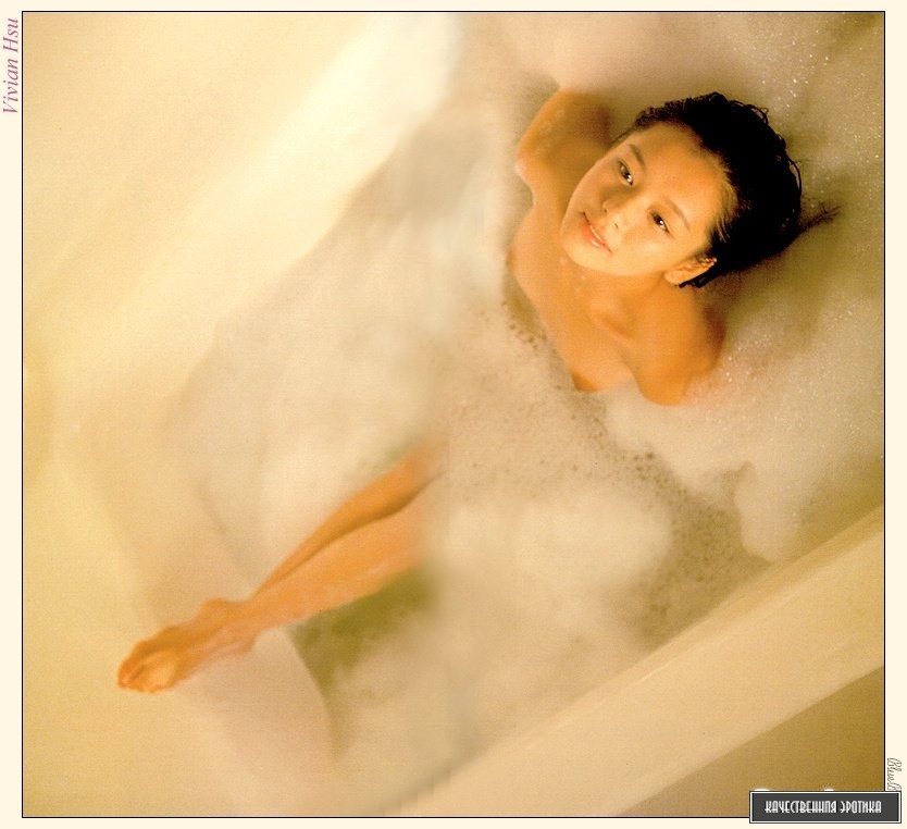 Азиатка моется в душе Азиатка моется в душе