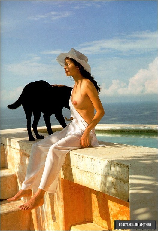 Азиатка моется в душе Азиатка моется в душе