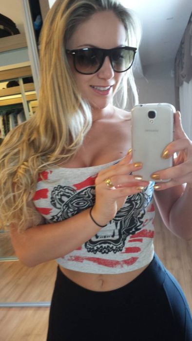 Бразильская футбольная фанатка Бразильская футбольная фанатка