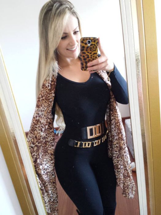 Бразильская футбольная фанатка Бразильская футбольная фанатка