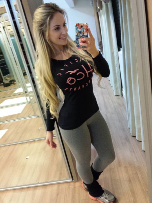 Бразильская футбольная фанатка Бразильская футбольная фанатка