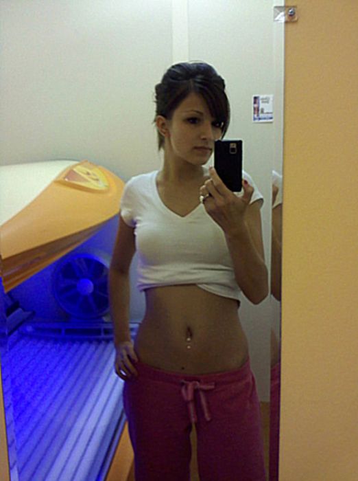 Девушки фотографируют себя в зеркале