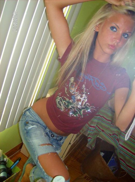 Девушки фотографируют себя в зеркале