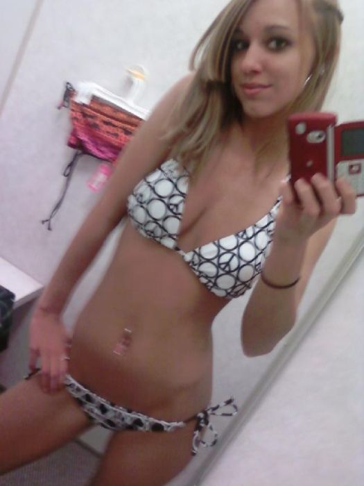 Девушки фотографируют себя в зеркале