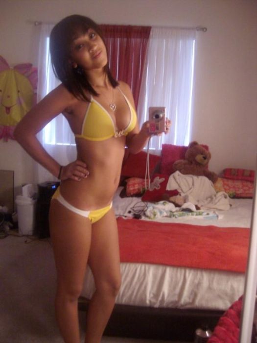 Девушки фотографируют себя в зеркале