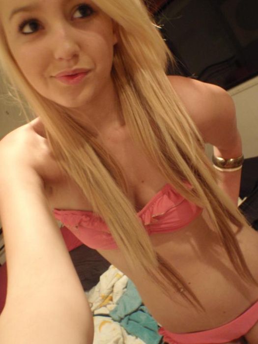 Девушки фотографируют себя в зеркале