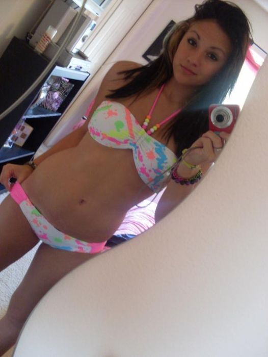 Девушки фотографируют себя в зеркале