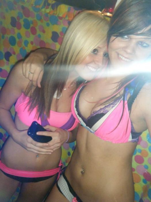 Девушки фотографируют себя в зеркале