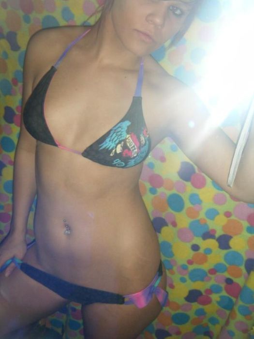 Девушки фотографируют себя в зеркале