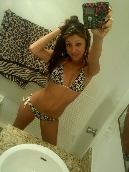 Девушки фотографируют себя в зеркале