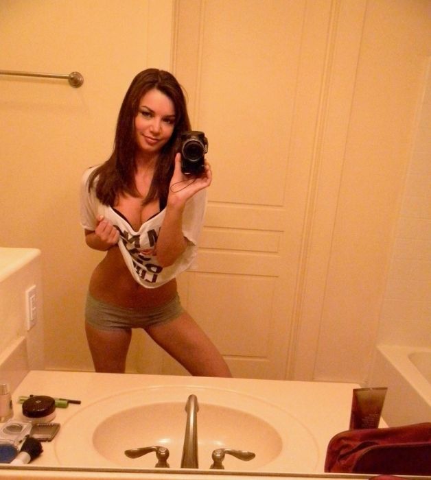 Девушки фотографируют себя в зеркале