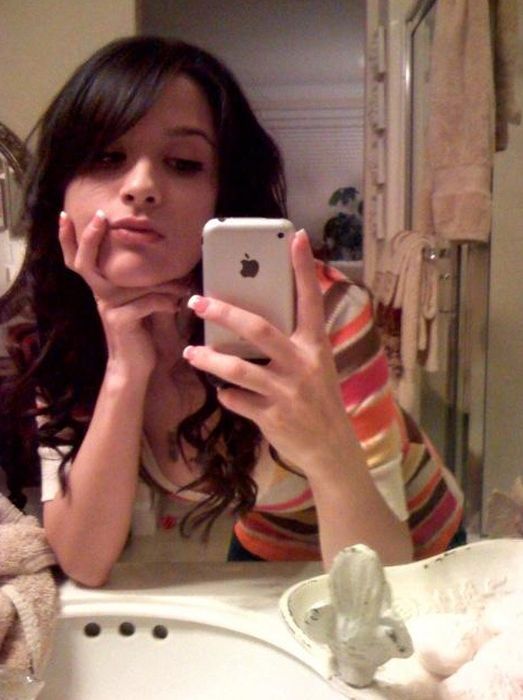 Девушки фотографируют себя в зеркале