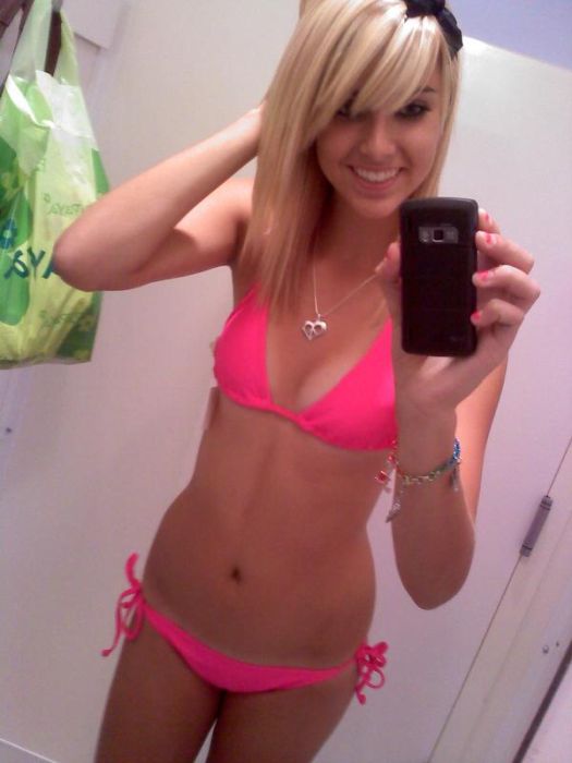 Девушки фотографируют себя в зеркале