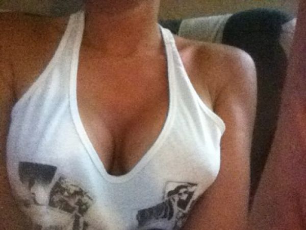 Девушки, которые не любят носить бюстгальтеры