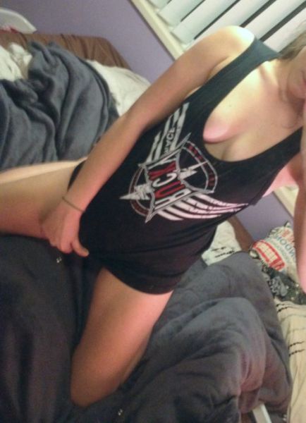 Девушки, которые не любят носить бюстгальтеры