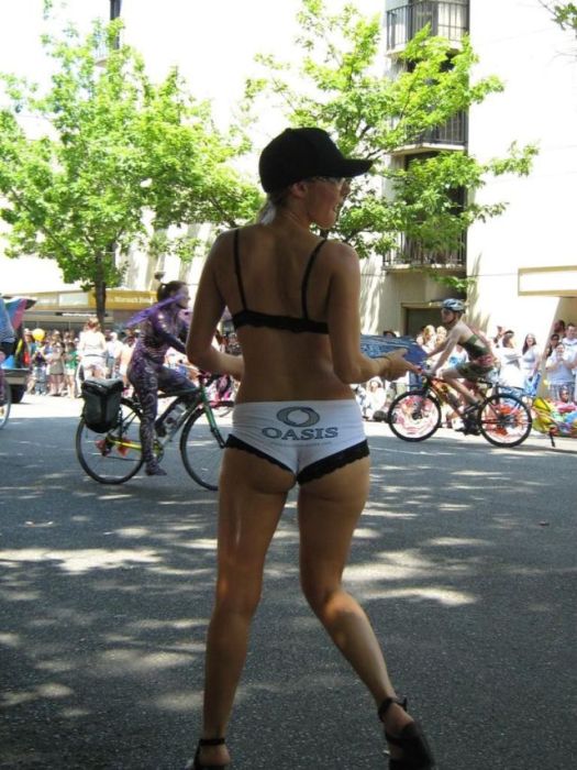 Девушки, с которыми можно познакомиться на улице Девушки, с которыми можно познакомиться на улице