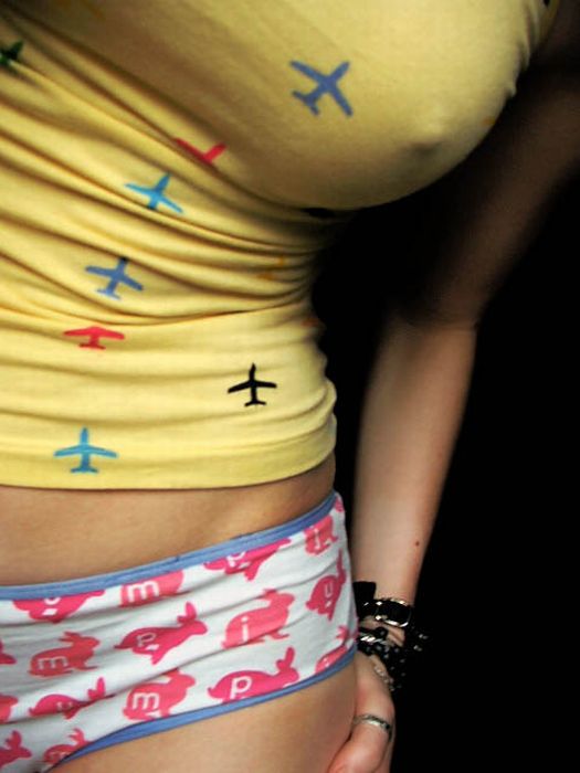 Девушки в обтягивающих майках и блузках