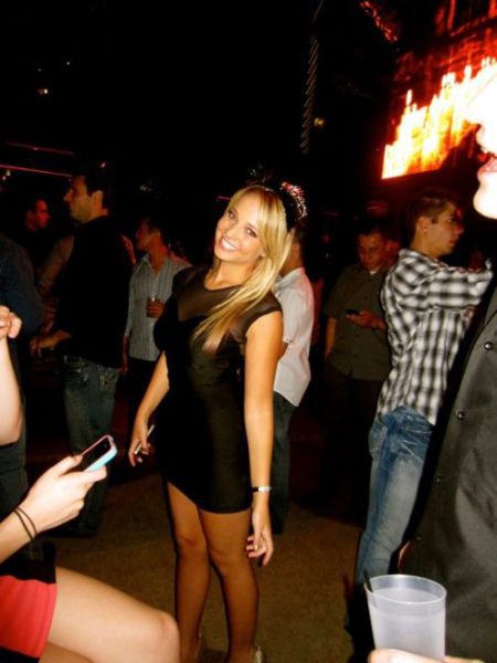 Девушки в откровенных платьях Девушки в откровенных платьях