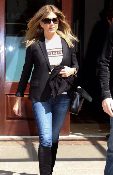 Дженнифер Энистон в Нью-Йорке - 29 апреля
