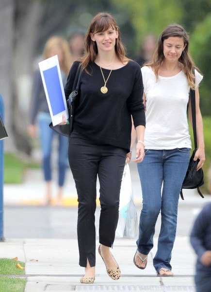 Дженнифер Гарнер в Санта Монике - 28 мая