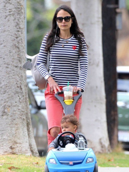 Джордана Брюстер с сыном в Брентвуде - 13 мая