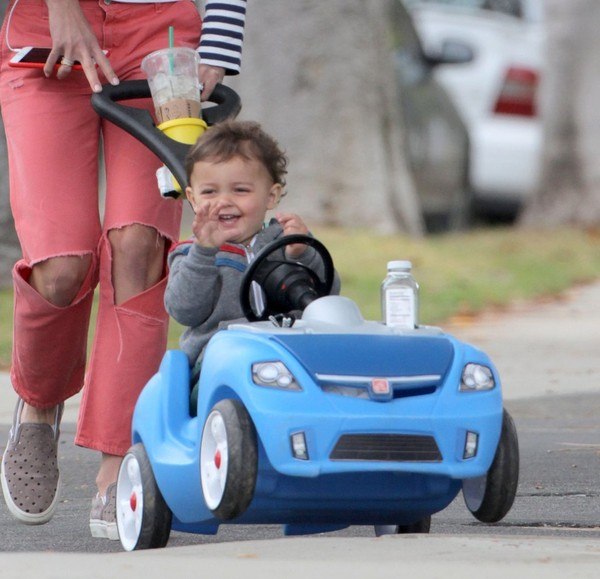 Джордана Брюстер с сыном в Брентвуде - 13 мая