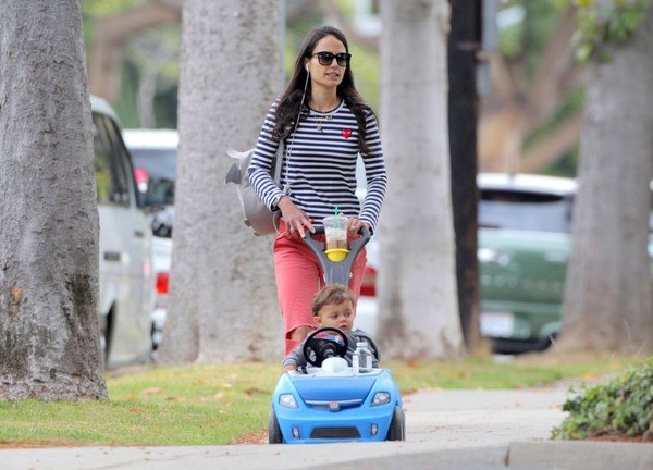 Джордана Брюстер с сыном в Брентвуде - 13 мая